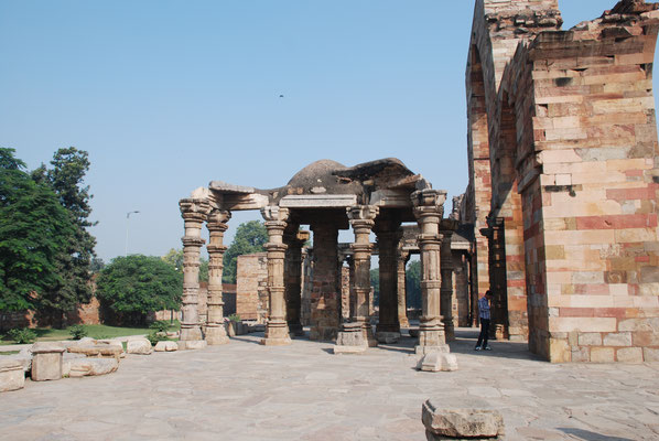 Indien, Delhi, Qutb-Minar-Komblex mit riesigem Minarett und der eisernen Säule die nicht rostet