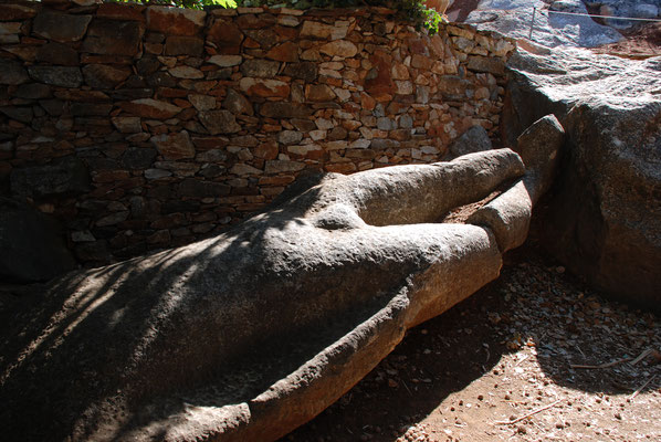 Griechenland: Insel Naxos, unvollendete Marmorstatue in Myloi (Melanes Tal)