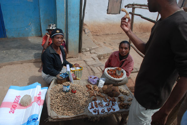 Madagaskar, Dorfleben, Verkauf von Tamarinde 