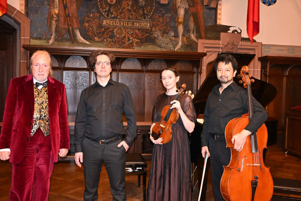 KuBe Konzert Talistrio am 24.10. 2025 im Rathausfestsaal Saarbrücken, Michael Britz (Veranstalter), Konstantin Lukinov (Klavier), Elisa Gummer (Violine), Takuro Okada (Violoncello)