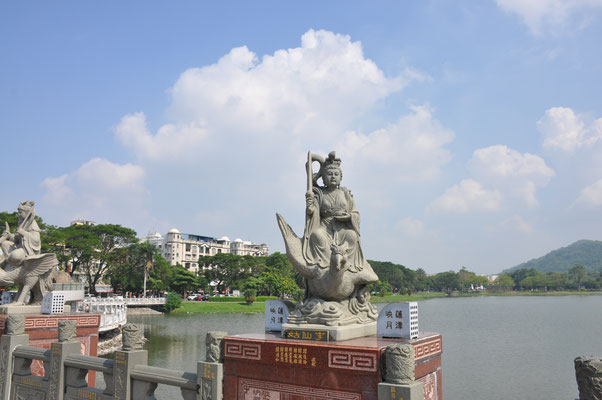 Taiwan, Kaohsiung, Lotus-See mit Drachen und Tigerpagode