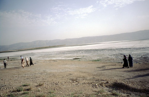 Iran, Maharlu-See bei den Salzgewinnungsanlagen