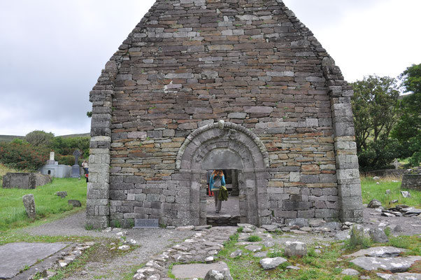 Irland, Halbinsel Dingle, Kirche von Kilmalkedar mit keltischen Oghamschriftstelen