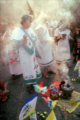 Mexiko, Mexiko-City, Zocala Platz mit Nationalpalast und Kathedrale, Azteken Tänze