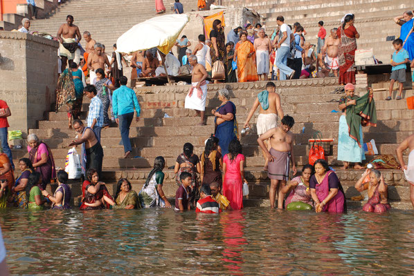 Indien, Varanasi, Verbrennungsplätze und Bootsfahrt auf dem Ganges