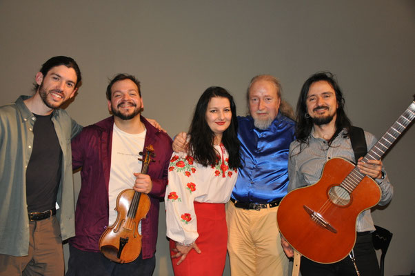 KuBe Konzert "Eine musikalische Reise durch Südamerika", 12.03.2023 im Raum für Musik, mit Javi Gonzales (Gesang), Juan Camilo Velasquez Bueno (Geige), Natalia Malkova (Gesang), Michael Britz (Veranstalter) und Juan Pablo Gonzales Tobon (Gitarre). 