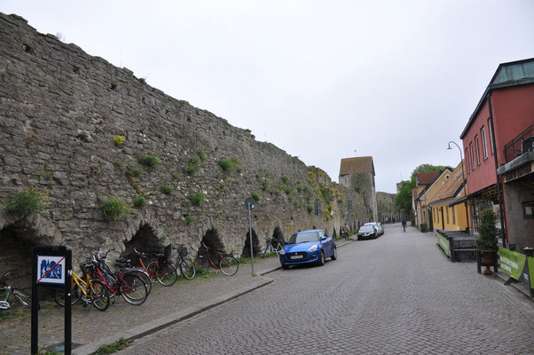 Schweden, Gotland, Visby, Stadtmauer und Altstadt