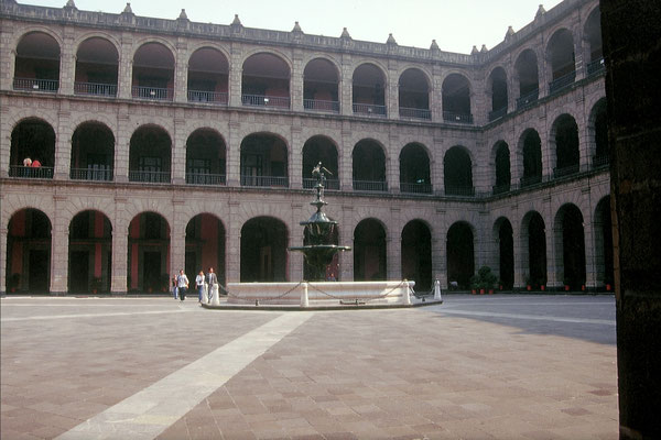 Mexiko, Mexiko-City, Zocala Platz mit Nationalpalast und Kathedrale, Azteken Tänze