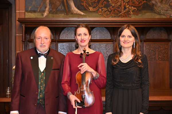 KuBe Konzert "Eine musikalische Reise durch Europa", Michael Britz (Veranstalter), Christina Tsiakiris (Geige), Rena Tsiakiris (Klavier), Rathausfestsaal Saarbrücken..