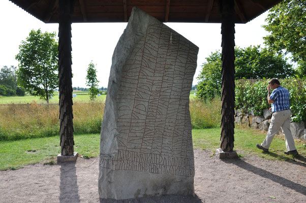Schweden, Rök, Runenstein mit 800 Zeichen