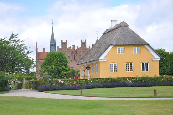 Dänemark, Schloss Egeskov mit Oldtimer Museum und Mode Museum