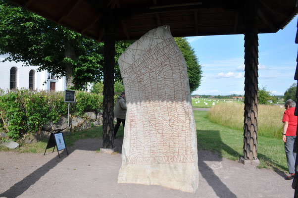 Schweden, Rök, Runenstein mit 800 Zeichen