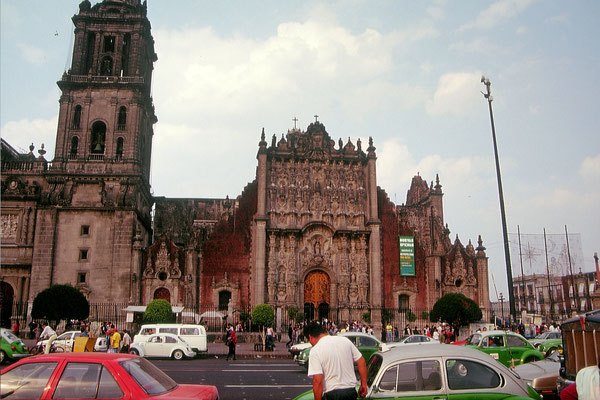 Mexiko, Mexiko-City, Zocala Platz mit Nationalpalast und Kathedrale, Azteken Tänze