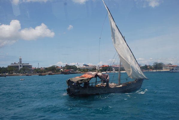 Überfahrt mit einer Fähre von Daressalam nach Sansibar