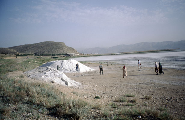 Iran, Maharlu-See bei den Salzgewinnungsanlagen