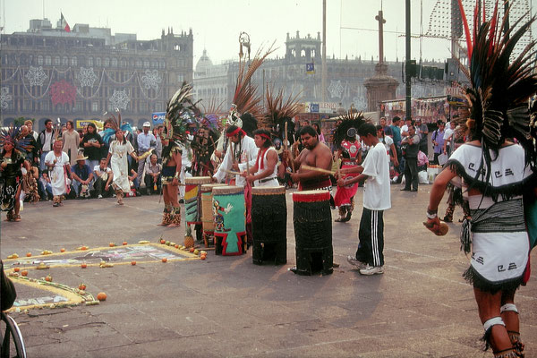 Mexiko, Mexiko-City, Zocala Platz mit Nationalpalast und Kathedrale, Azteken Tänze