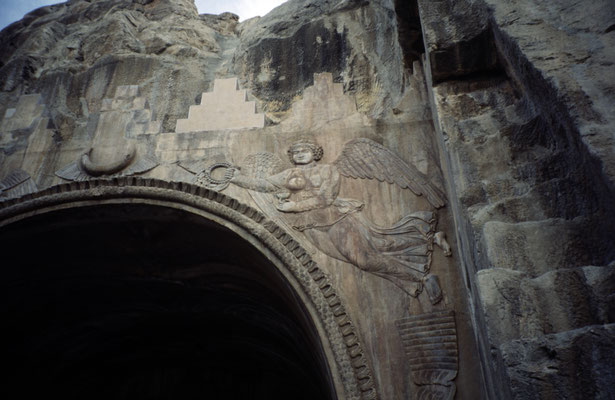 Iran, Taq-e-Bostan, "Bögen des Gartens", Felsgrotten mit Reliefs sassanidischer Herrscher