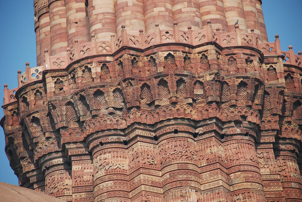 Indien, Delhi, Qutb-Minar-Komblex mit riesigem Minarett und der eisernen Säule die nicht rostet