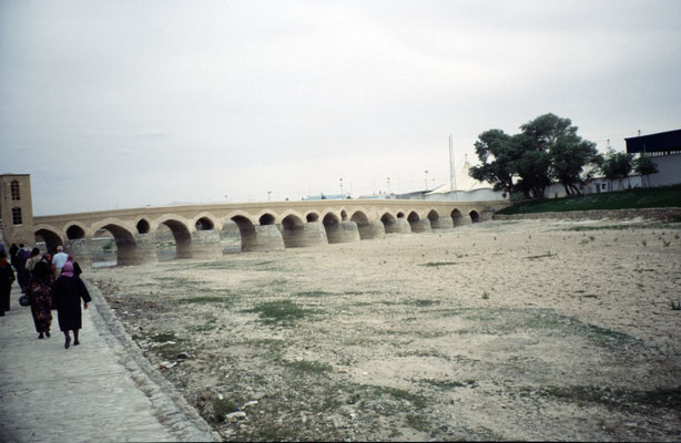 Iran, Isfahan, ausgetrockneter Fluss Zayandeh-Rud