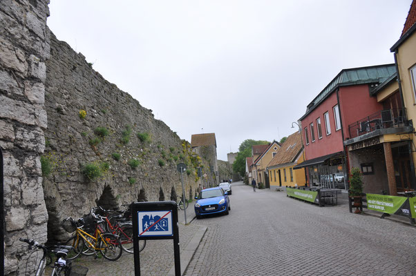 Schweden, Gotland, Visby, Stadtmauer und Altstadt