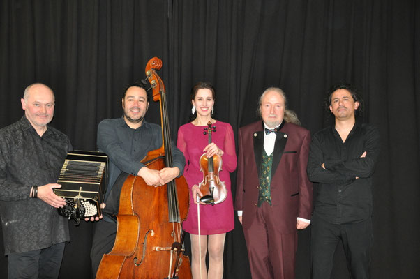 KuBe Konzert Destino Tango, am 22. April 2023 in der Breite 63, Saarbrücken mit Daniel Gruselle (Bandoneon), Pato Banda (Kontrabass), Christina-Anna Tsiakiris (Violine), Michael Britz (Veranstalter) und Gabriel Nuñez (Klavier).
