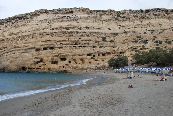 Griechenland: Insel Kreta, Matala, Strand mit den Wohnhöhlen der Hippies