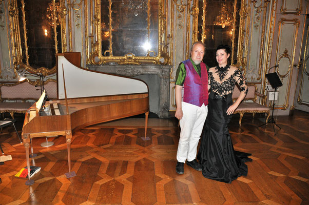 Konzert Revival der Blaustrümpfe am 18. September 2021 im Rokoko-Festsaal im Schaezlerpalais in Augsburg Ljiljana Winkler und Manager Michael Britz