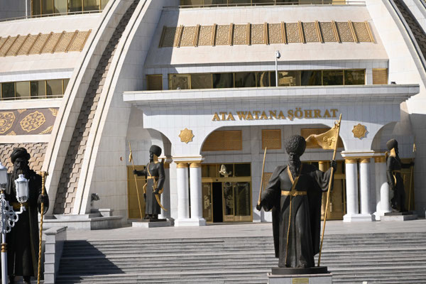 Turkmenistan, Ashgabad, Unabhängigkeitsdenkmal