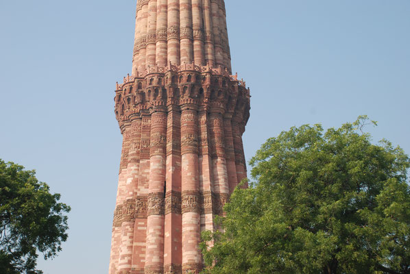 Indien, Delhi, Qutb-Minar-Komblex mit riesigem Minarett und der eisernen Säule die nicht rostet