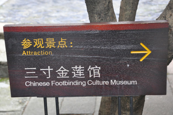 China, Wasserdorf Wuzhen, Besuch des Fußbindemuseums