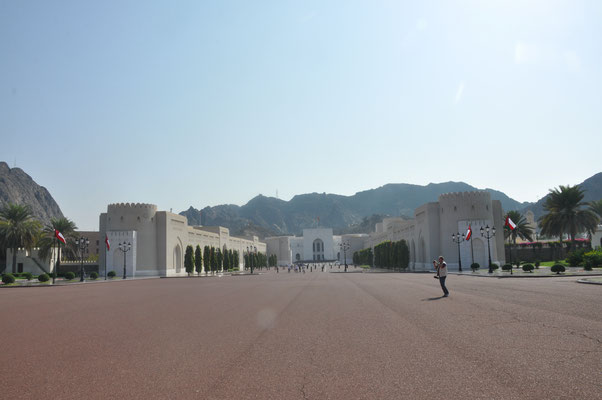 Oman, Muscat, Altstadt mit Al-Alarm-Palast und portugiesischen Festungen Jalali und Mirani
