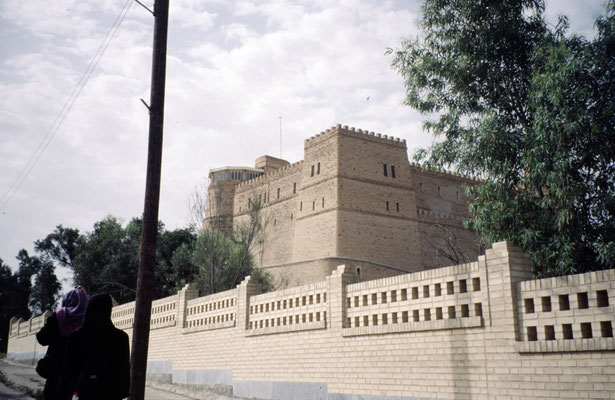 Iran, Ruinen von Susa, mit der Burg fanzösischer Archäologen