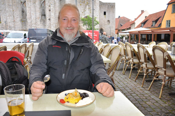 Schweden, Gotland, Visby mit Kathedrale und Stadtmauer