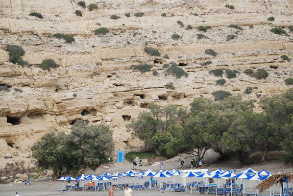 Griechenland: Insel Kreta, Matala, Strand mit den Wohnhöhlen der Hippies