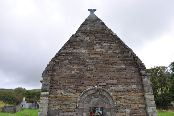 Irland, Halbinsel Dingle, Kirche von Kilmalkedar mit keltischen Oghamschriftstelen