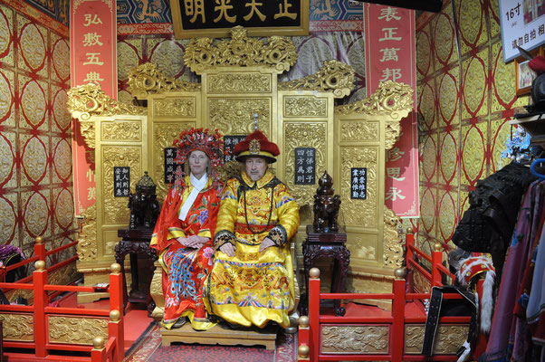 China, Cornelia Kunz und Michael Britz in Mandschu Tracht als Kaiserpaar