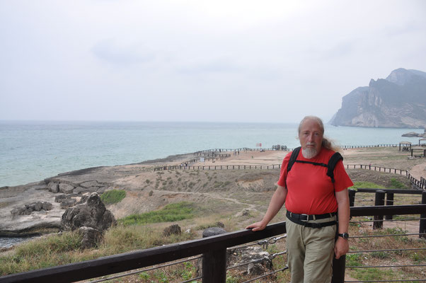 Oman, Mughsayl mit den Blowholes auf der Felsterrasse
