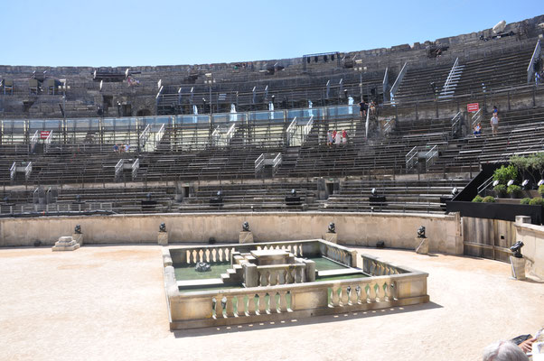 Frankreich, Nimes, Arena und Tempel