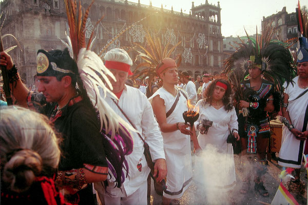 Mexiko, Mexiko-City, Zocala Platz mit Nationalpalast und Kathedrale, Azteken Tänze