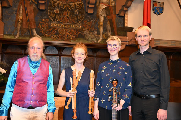 KuBe Konzert Baroque Royal mit Michael Britz (Veranstalter), Christina Ewald (Blockföte), Anne Clement (Blockflöte & Viola da gamba), Štefan Iľaš (Cembalo), 04. Juli 2025 im Rathausfestsaal Saarbrücken.