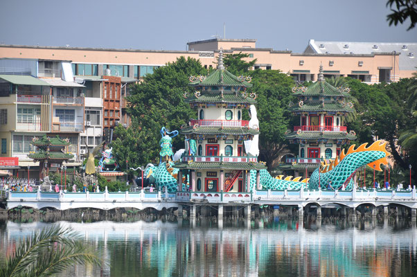 Taiwan, Kaohsiung, Lotus-See mit Drachen und Tigerpagode