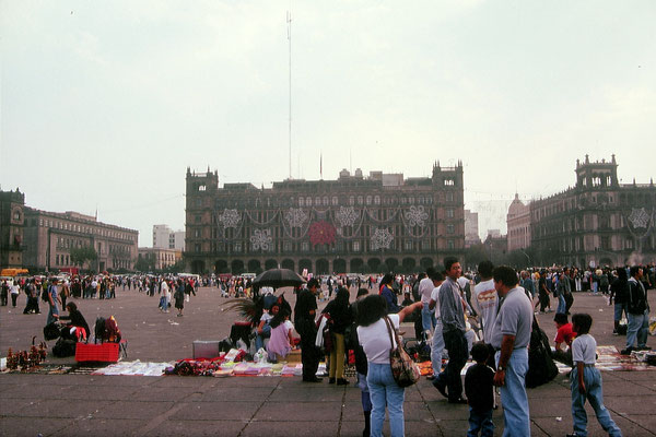 Mexiko, Mexiko-City, Zocala Platz mit Nationalpalast und Kathedrale, Azteken Tänze