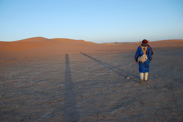 Marokko, Sonnenaufgang in den Sanddünen von Erg Chebbi, Sahara