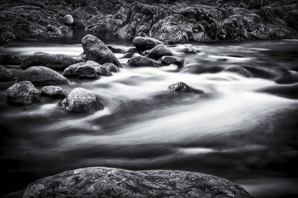 Bild 1 = Reißender Fluss