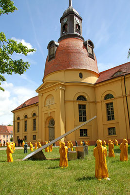 Vor der Kulturkirche Sankt Marien in Neuruppin 