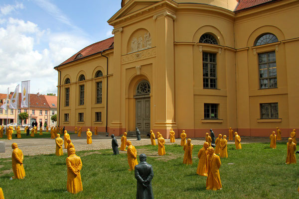 Vor der Kulturkirche Sankt Marien in Neuruppin 