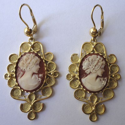 Orecchini pendenti in oro 18 kt e cameo