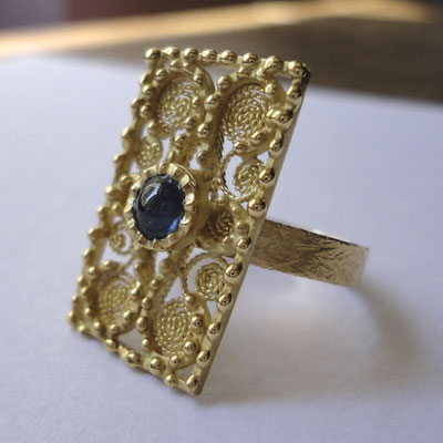 Anello in oro 18 kt con zaffiro