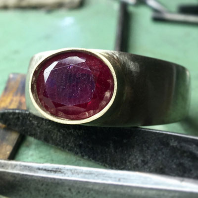 Anello in oro 18 kt con rubino