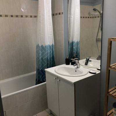 La salle de bain avec baignoire